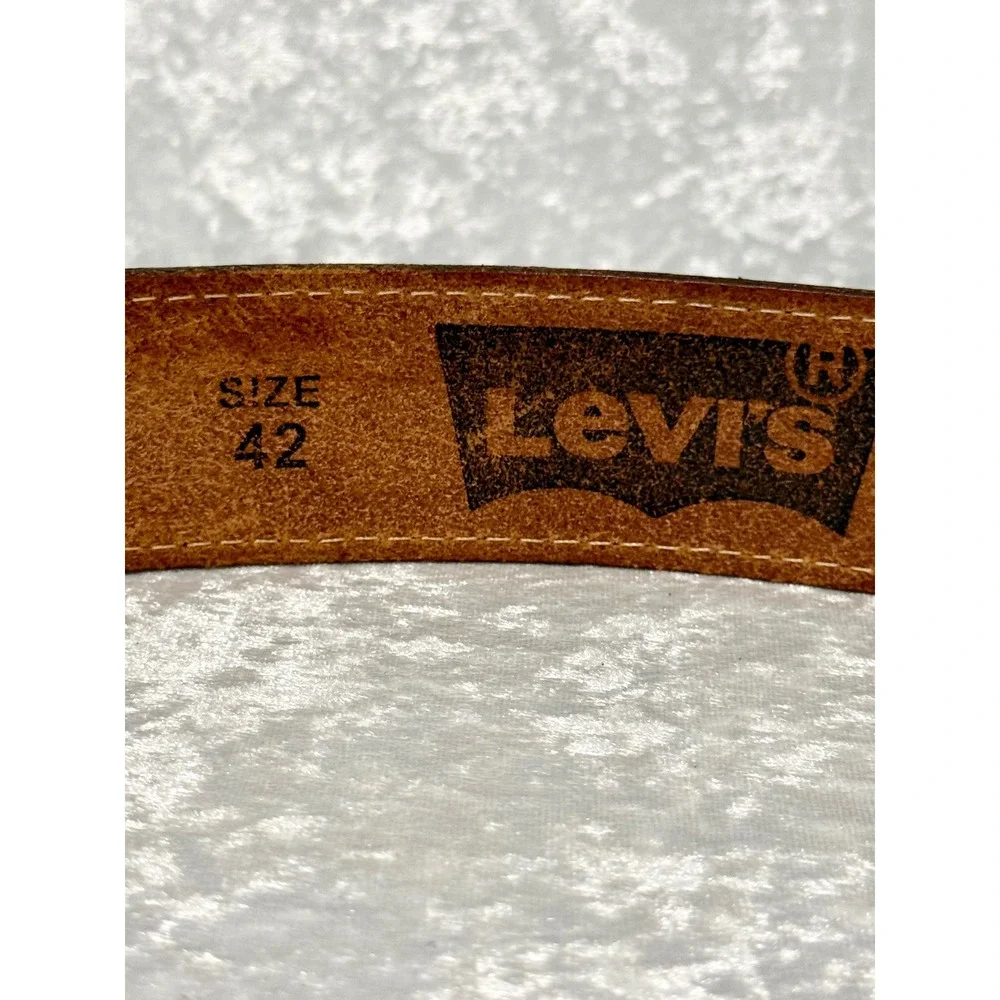 Levis Mens Brown Genuine Leather Belt Size 42/105 Silver Buckle Distressed